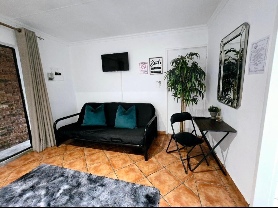 Zhantique Guest House 1- Unit 5 Boksburg Bagian luar foto